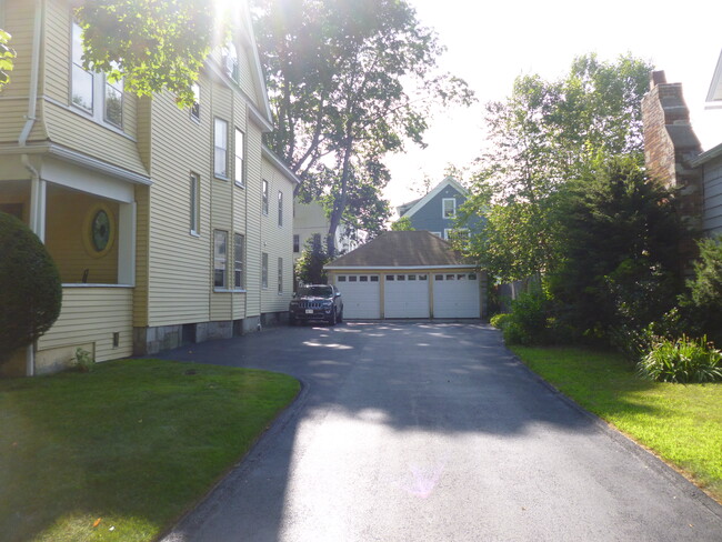 29 Roxbury St, Unit 2 in Worcester, MA - Building Photo - Building Photo