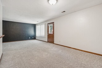 Whispering Meadows Condominiums in Waterloo, IA - Foto de edificio - Building Photo