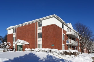 Hunt Club Village in St. Charles, IL - Foto de edificio - Building Photo