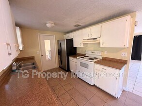 7045 Prellie St in Jacksonville, FL - Foto de edificio - Building Photo