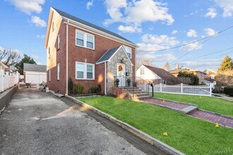9 George St in Glen Cove, NY - Building Photo - Building Photo