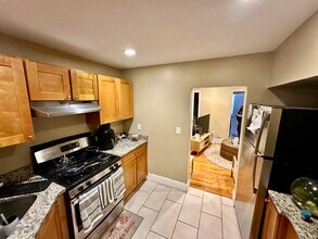 56 Egmont St, Unit 1 in Brookline, MA - Foto de edificio - Building Photo
