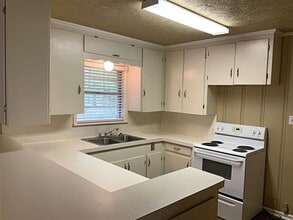 1718 Tulip Ln in Longview, TX - Foto de edificio - Building Photo