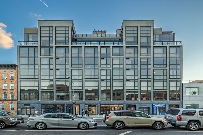 11-12 44th Dr in Long Island City, NY - Building Photo - Building Photo