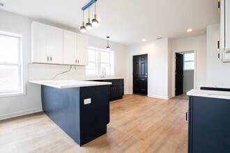 7435 S Euclid Ave in Chicago, IL - Building Photo - Building Photo