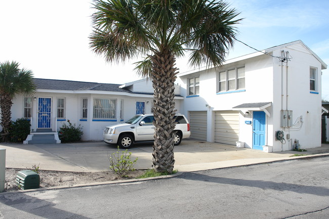 1805 N Atlantic Ave in Daytona Beach, FL - Foto de edificio - Building Photo