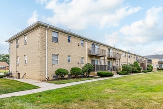 Carteret Gardens in Carteret, NJ - Building Photo - Building Photo