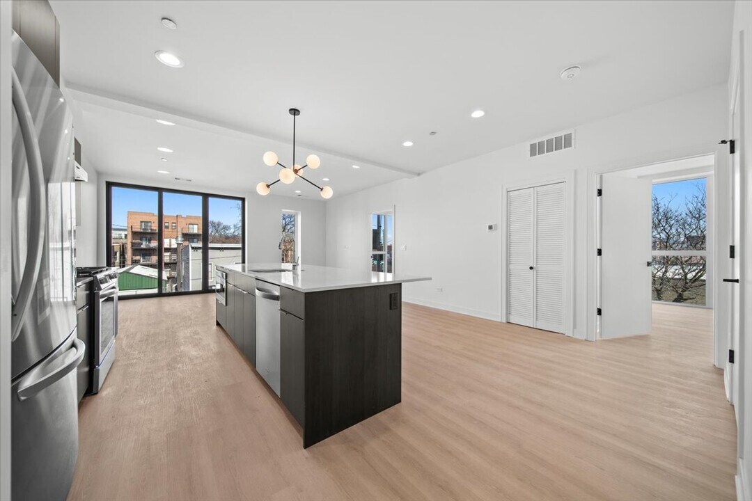 1811 W Grand Ave, Unit 1 in Chicago, IL - Building Photo