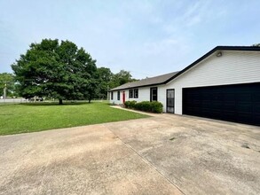 2360 W Wedington Dr in Fayetteville, AR - Building Photo - Building Photo