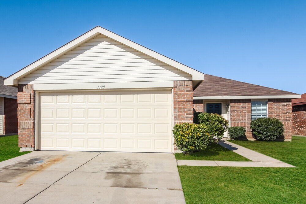 1329 Castle Ridge Rd in Fort Worth, TX - Building Photo