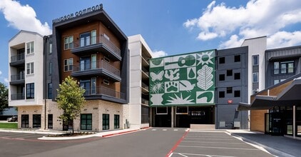 Windsor Commons in Austin, TX - Foto de edificio - Building Photo