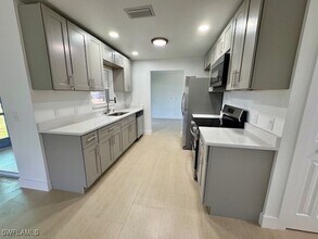 708 SE 11th Pl in Cape Coral, FL - Building Photo - Building Photo