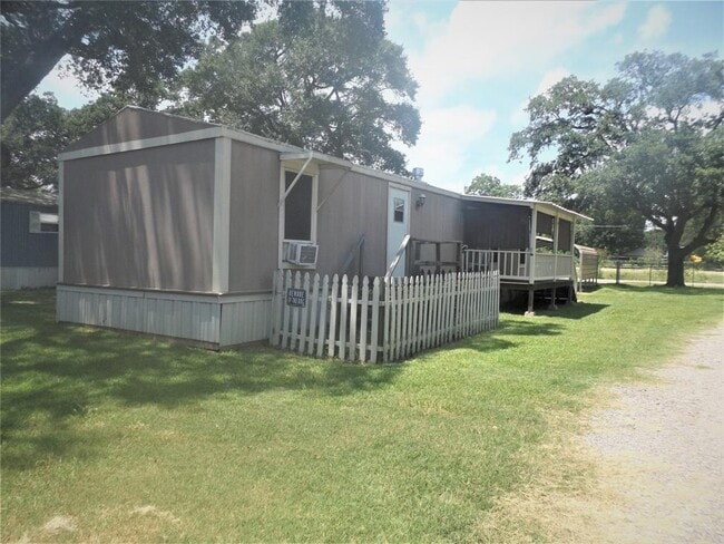 705 San Jacinto St in Highlands, TX - Building Photo - Building Photo