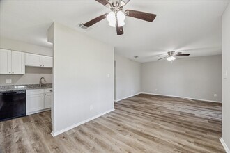 6022 Meadowbrook in Hitchcock, TX - Building Photo - Building Photo