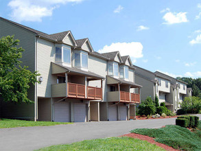 Autumn Chase in Ellington, CT - Foto de edificio - Building Photo