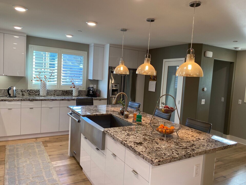 2406 Torrey Pines Rd in San Diego, CA - Building Photo
