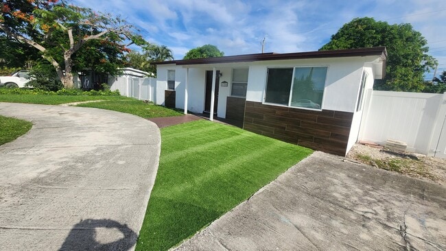 1754 NE 48th Ct in Pompano Beach, FL - Building Photo - Building Photo