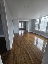 2704 E 77th St in Chicago, IL - Building Photo - Building Photo