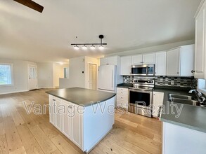 3669 Morningside Dr in West Kelowna, BC - Building Photo - Building Photo