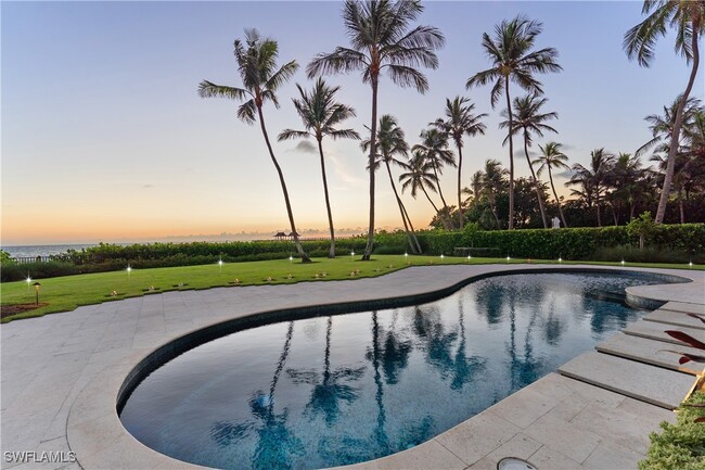 1270 Gulf Shore Blvd S in Naples, FL - Foto de edificio - Building Photo