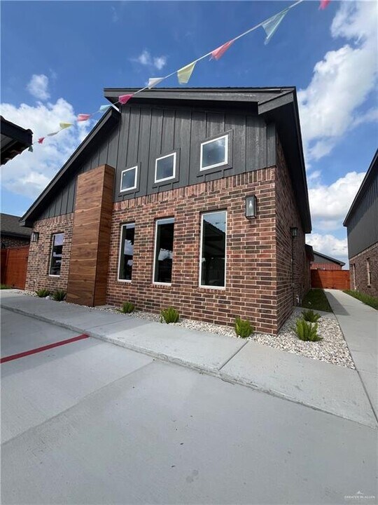 902 Hidden Hls St-Unit -1 in Mission, TX - Building Photo