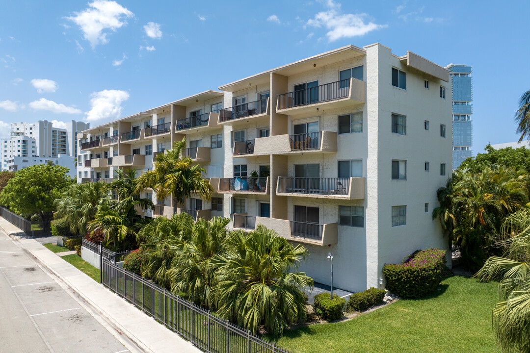 The Isles Condominiums south in Sunny Isles Beach, FL - Building Photo