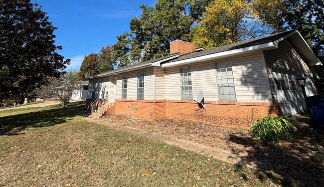 property at 909 E 1st St