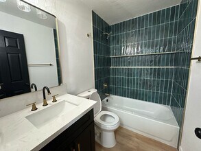 1032 E Hassett Ave in Las Vegas, NV - Building Photo - Building Photo