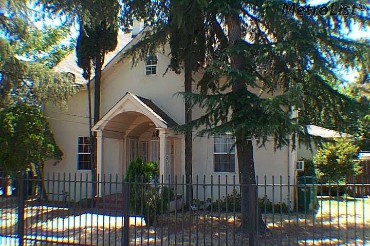 216 E 1st St in Stockton, CA - Foto de edificio