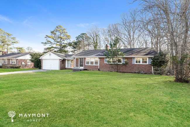 210 Forest Dr in Laurens, SC - Foto de edificio - Building Photo