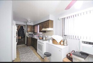 6225 W 64th Pl, Unit b in Chicago, IL - Building Photo