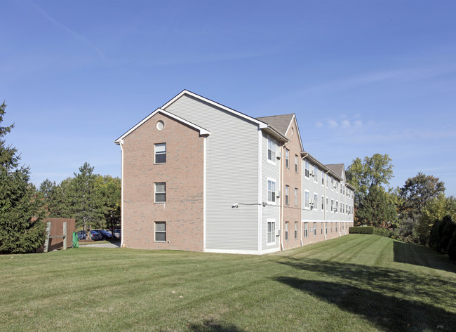 Meadow Creek Village in Auburn Hills, MI - Building Photo - Building Photo