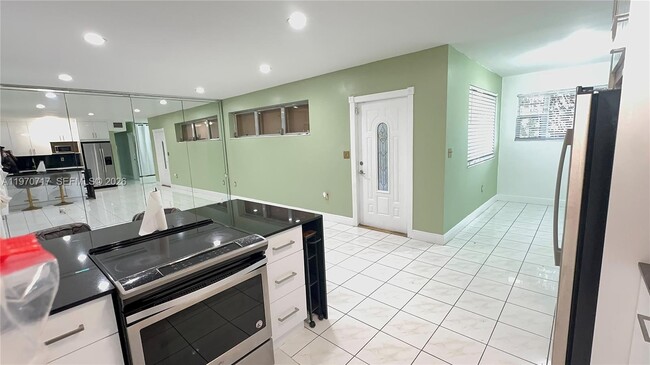 110 NW 198th St in Miami, FL - Building Photo - Building Photo