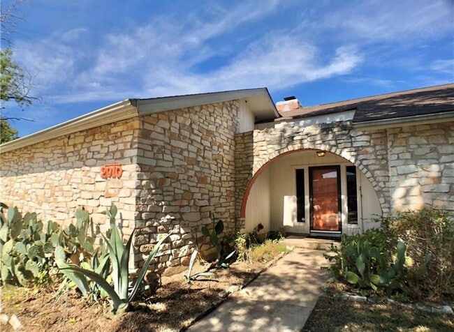 property at 2010 Abbey Cir