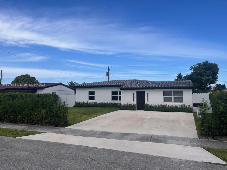 18361 NE 20th Pl in North Miami Beach, FL - Building Photo