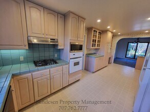 460 Piezzi Ln in Santa Rosa, CA - Building Photo - Building Photo