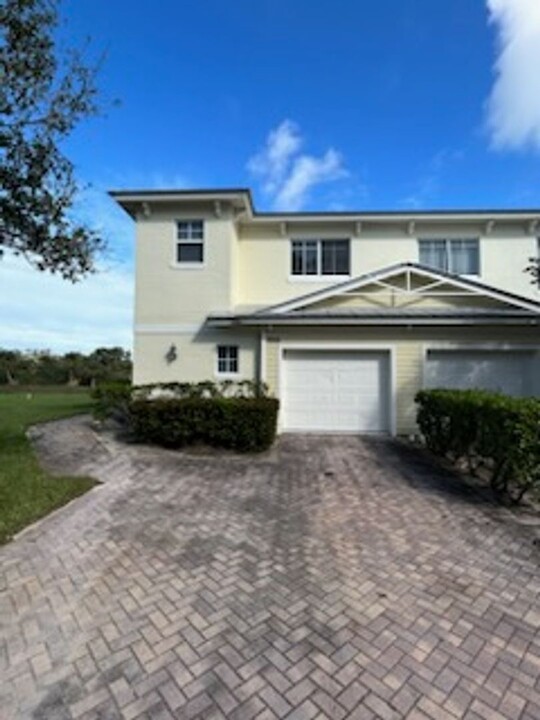 3908 Sabal Way in Fort Pierce, FL - Foto de edificio