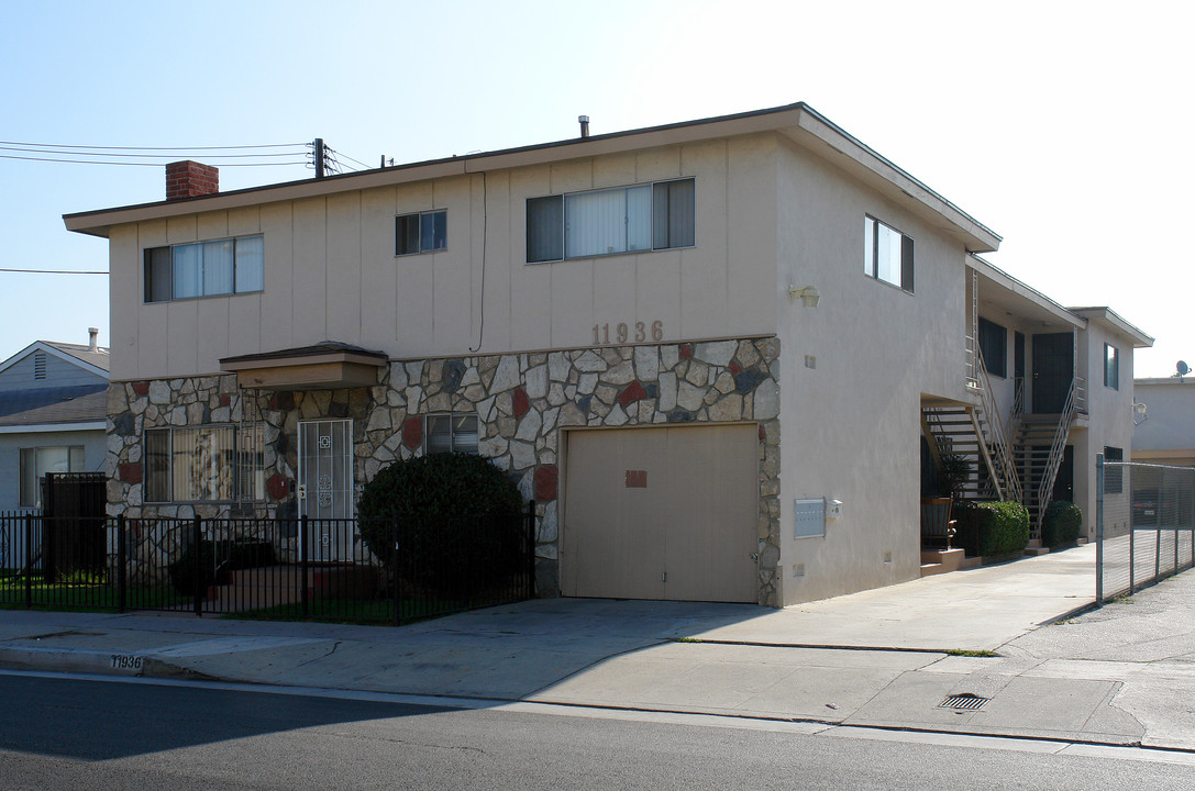 11936 Grevillea Ave in Hawthorne, CA - Foto de edificio