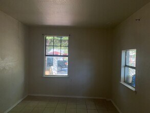 322 Jean St in San Antonio, TX - Foto de edificio - Building Photo