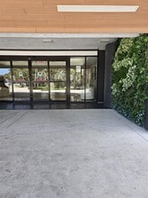 200 SE 15th Rd in Miami, FL - Building Photo - Building Photo