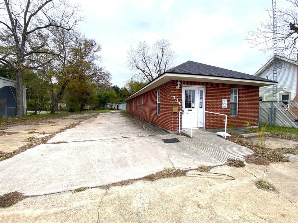 303 S Robb St in Trinity, TX - Building Photo