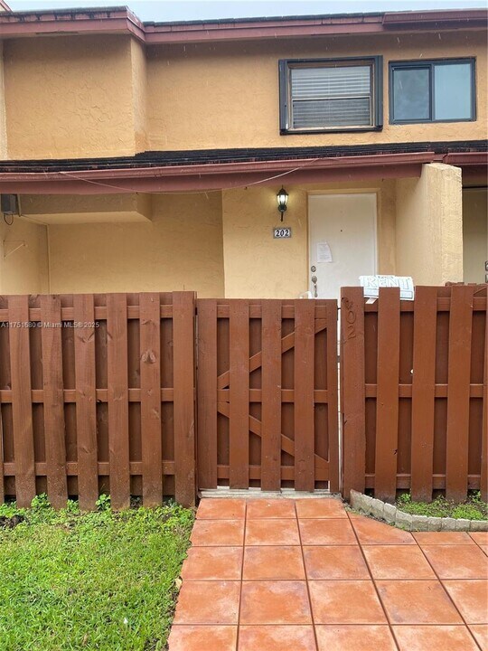 381 W Park Dr in Miami, FL - Building Photo
