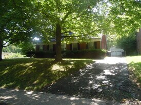 2492 Southview Dr in Lexington, KY - Building Photo