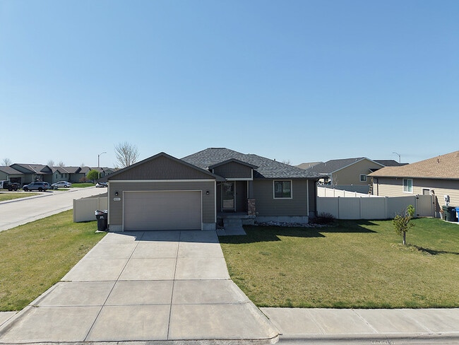 4225 Yarrow Dr in Grand Island, NE - Building Photo - Building Photo