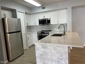 1210 Wildwood Lakes Blvd in Naples, FL - Building Photo - Building Photo