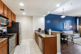 925 Common St in New Orleans, LA - Building Photo - Building Photo