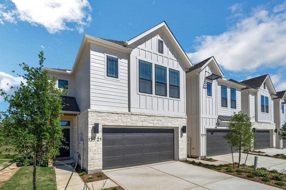 13652 Giovannis Gdn in San Antonio, TX - Building Photo