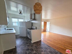 7621 Hampton Ave in West Hollywood, CA - Foto de edificio - Building Photo