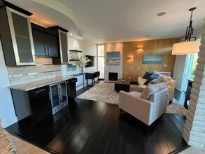 7193 Estrella de Mar Rd, Unit Beautiful Carlsbad Condo-Views/Location in Carlsbad, CA - Foto de edificio - Building Photo