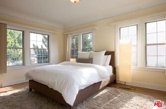 611 Beachwood Dr in Los Angeles, CA - Building Photo - Building Photo